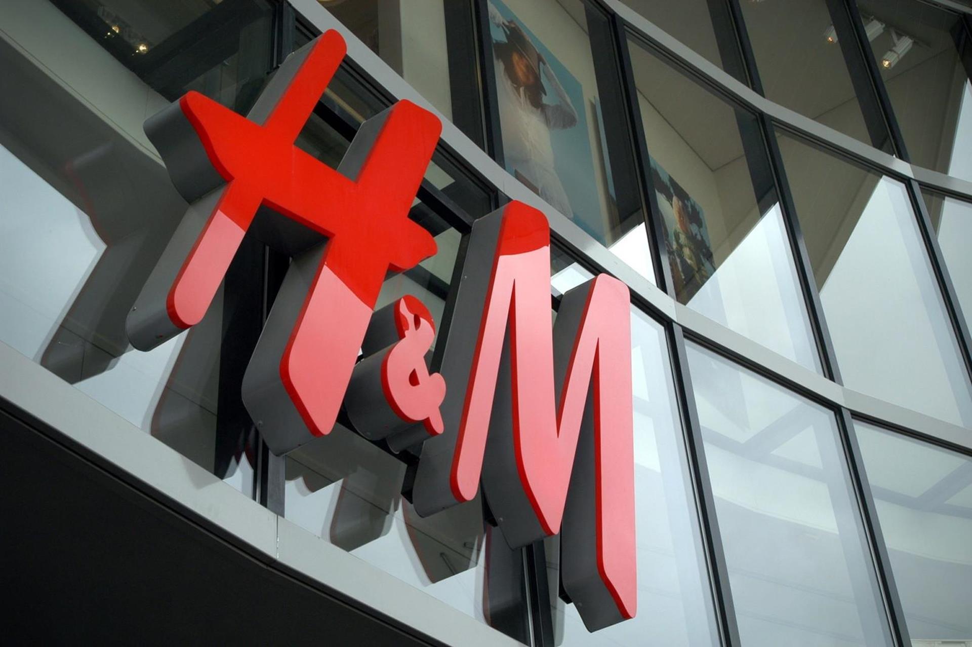 Https m com h. Бренд h m. Логотип магазина одежды h&m. Вывеска магазина h&m. H M вывеска.